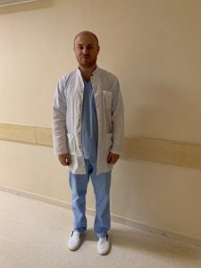 Rezident neurochirurg moldovean, întors recent de la un stagiu în București: „Visul meu este de a aduce o nouă tehnică operatorie în neurochirurgia autohtonă”